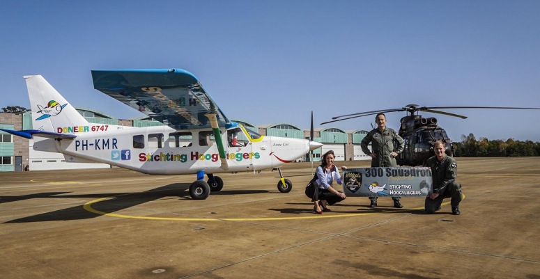 Vivian Bunt van Stichting Hoogvliegers samen met medewerkers van het 300 Squadron