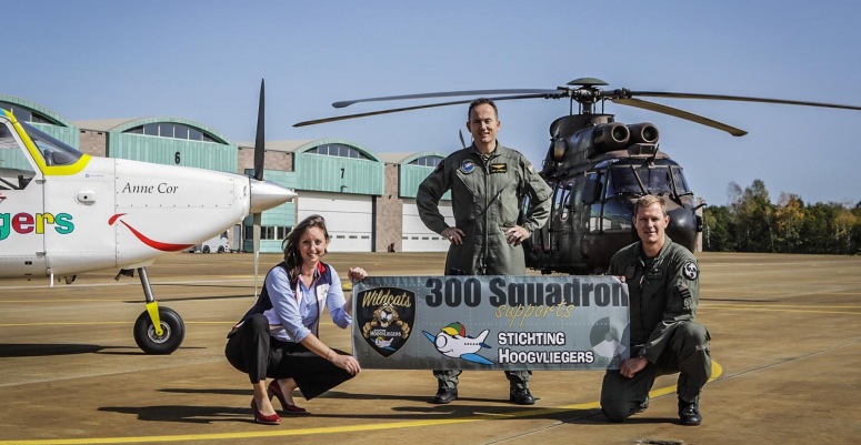 Vivian Bunt van Stichting Hoogvliegers samen met medewerkers van het 300 Squadron