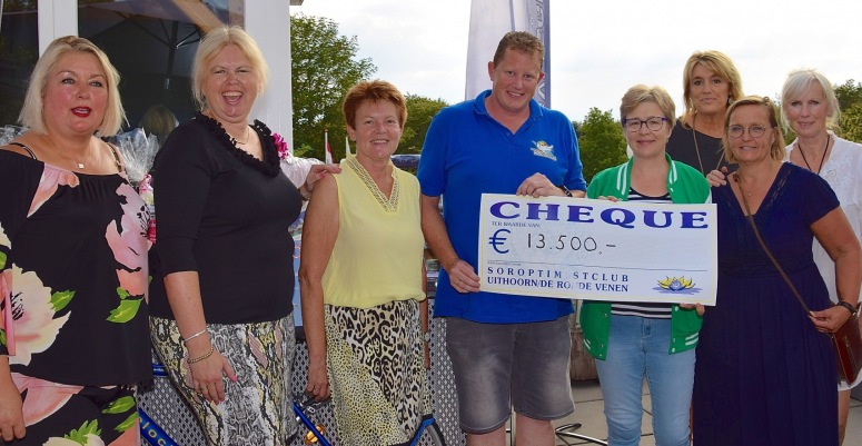 De totaal cheque voor de twee goede doelen. Stichting Hoogvliegers ontving hiervan 8.500 euro.