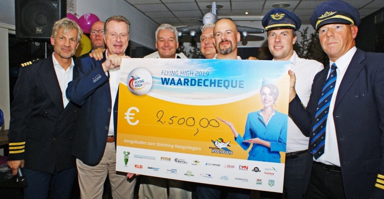 Van links naar rechts: Robert Bannink, Cees van Velzen, Anne Cor Groeneveld (Stichting Hoogvliegers), Roger Eussen, Robert Vos van Zalingen, Mark van den Berg, Han Horlings en Norbert Ouddeken.