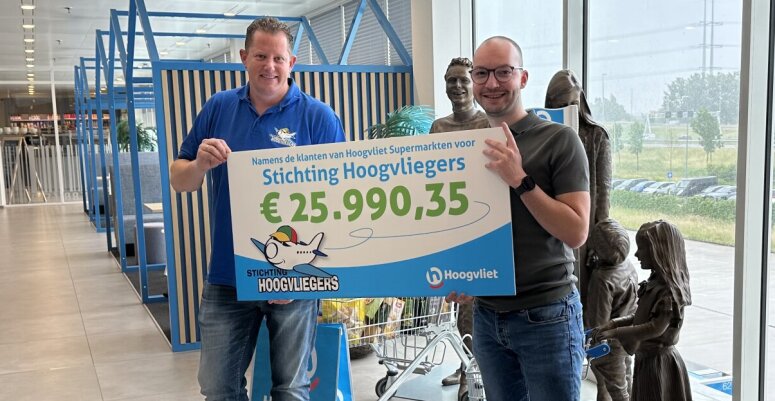 Michiel de Brouwer overhandige op het hoofdkantoor in Bleiswijk met veel plezier de cheque aan Peter Bakker van Stichting Hoogvliegers.