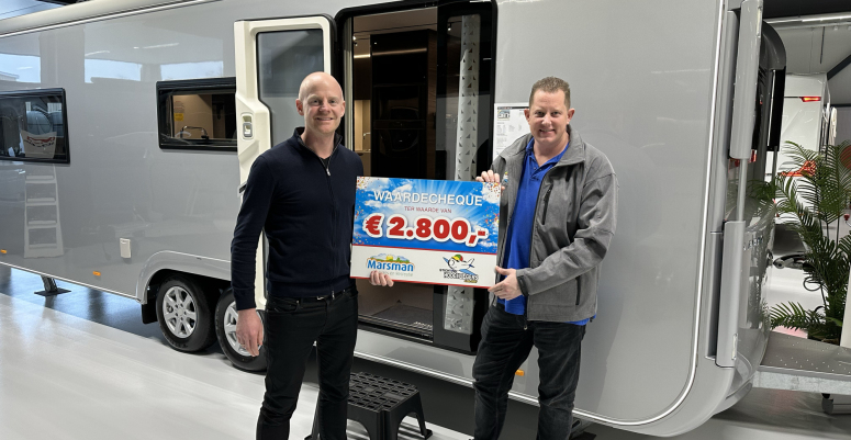 Barry Marsman overhandigt de cheque aan Peter Bakker van Stichting Hoogvliegers