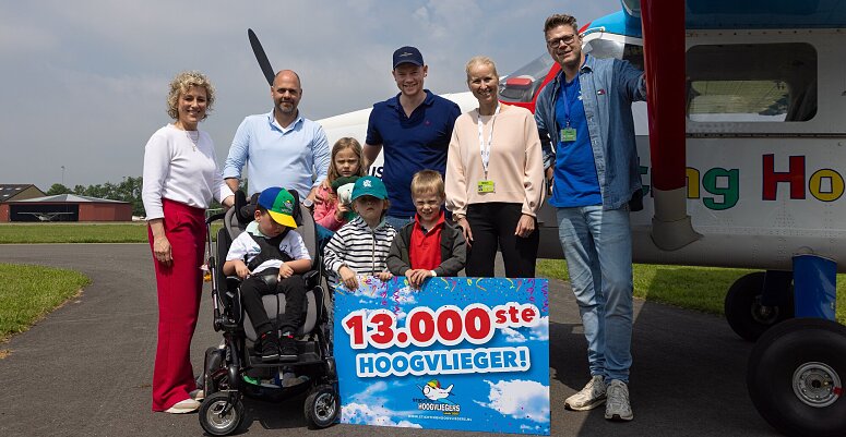 De familie samen met de voorzitter Ellen Meeuwsen-Scholten van Stichting Hoogvliegers (2e van rechts) en ambassadeur Coen Swijnenberg (rechts)