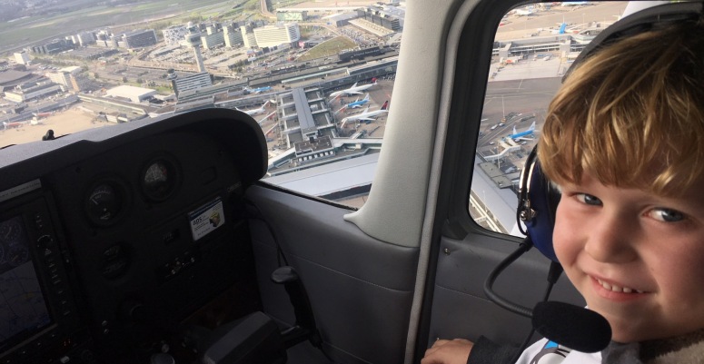 Hoogvlieger Wessel boven Schiphol