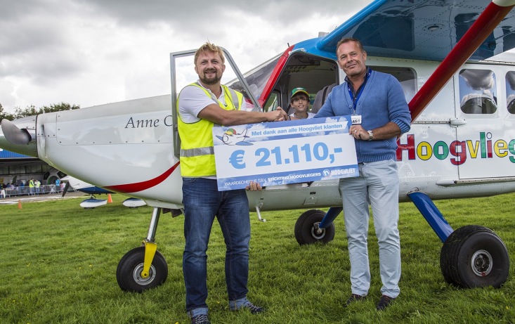 Algemeen directeur Siep de Haan van Hoogvliet overhandigde dit bedrag op zaterdag 26 september 2015, tijdens de Hoogvliegersdag in Hilversum, symbolisch aan Jeroen Engelkes, voorzitter van Stichting Hoogvliegers.